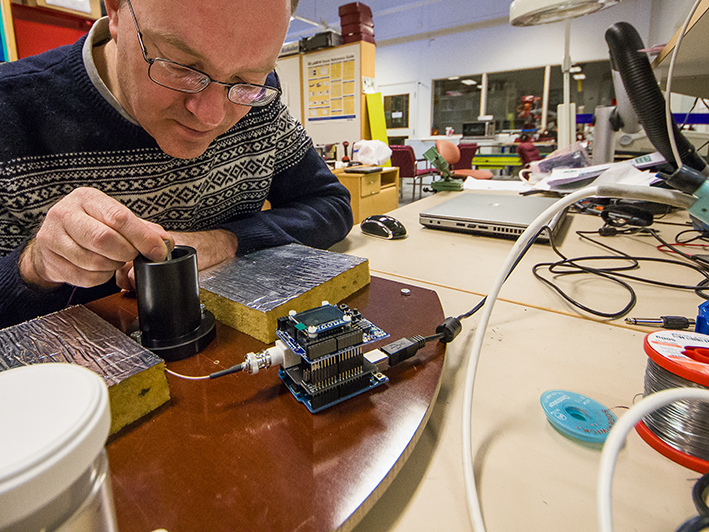At the VTI measurement laboratory, Bengt Lindström is programming the sensor to be used to quantify the amounts of salt on pedestrian and bicycle paths in Stockholm in the winter of 2015–2016.